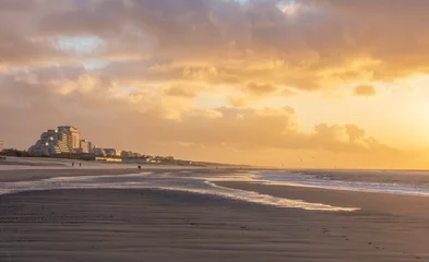 Photo sur Plexiglas Mer du Nord, Pays-Bas Vue sur la plage de la mer du Nord par une journée d& 39 hiver venteuse au coucher du soleil, les gens, le kitesurf. Noordwijk, Pays-Bas
