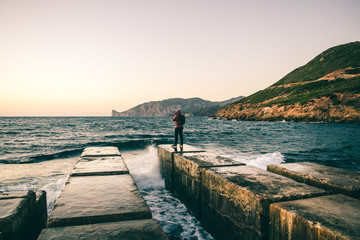 Obraz premium Peace is an autumn evening in front of the sea at sunset