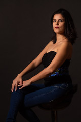 Fototapeta na wymiar Retrato de mujer mexicana atractiva con top negro