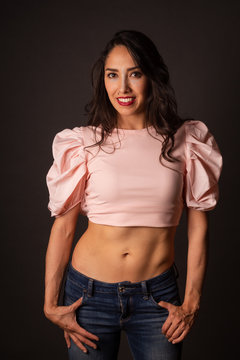 Mujer mexicana hermosa posando cuerpo atl&eacute;tico delgada en fondo gris retrato