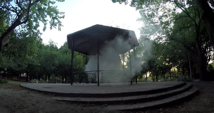 Kiosque, fum&eacute;e, ralenti
