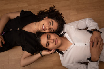 Pareja joven mexicanos enamorados 