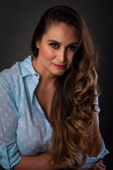 Fototapeta premium Retrato Mujer Mexicana madura sonriente glamour