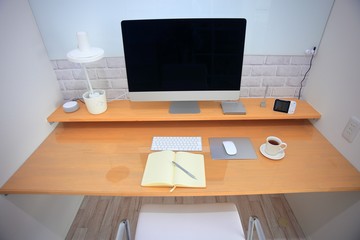 書斎のパソコン　在宅勤務　ビジネスイメージ
