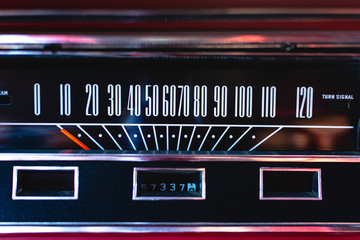 Odometro de velocidad en millas en tablero de cl&aacute;sico auto americano.
