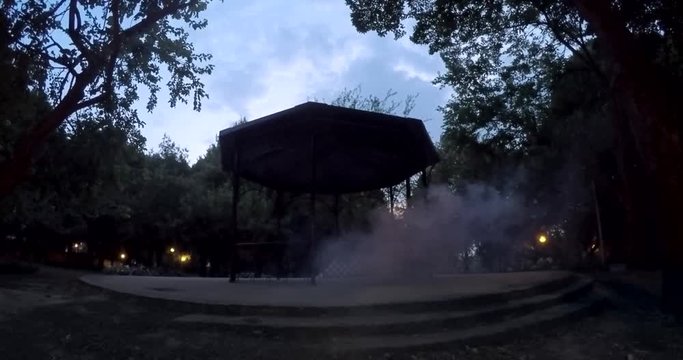 Kiosque, fum&eacute;e, ralenti