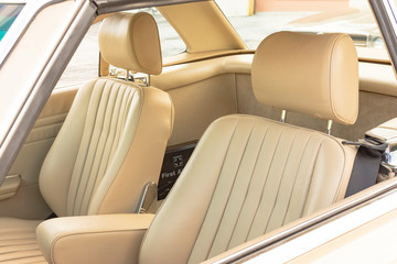 Tapizado de cuero beige en automóvil clásico. tapizado limpio y restaurado. Asientos. Tapicería vehicular.