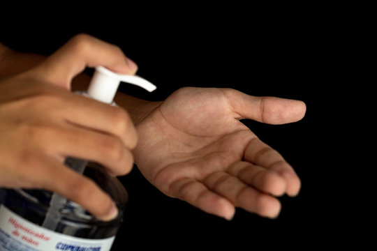 Limpando mão com álcool gel