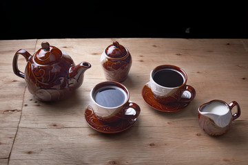 set de te, tetera, tazas, platillos, azucarera, y jarra de leche, color café marrón y blanco, en...