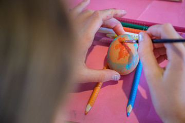 easter craft activity for children: painting blown egg 