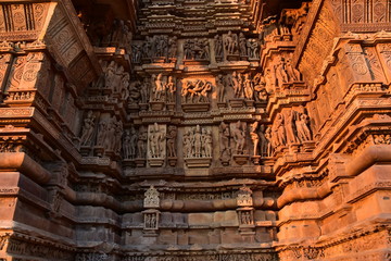 インドのカジュラーホー　世界遺産のカジュラーホー寺院　繊細で美しい彫刻　夕日が建物を照らす光景