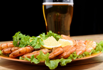 Selective focus Plate with shrimp, lettuce and slices of lemon.