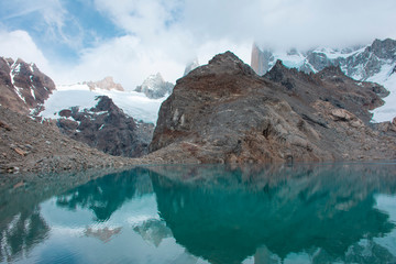 montaña con laguna y nieve © Agustín Jemic