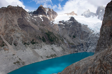 montaña con laguna y nieve