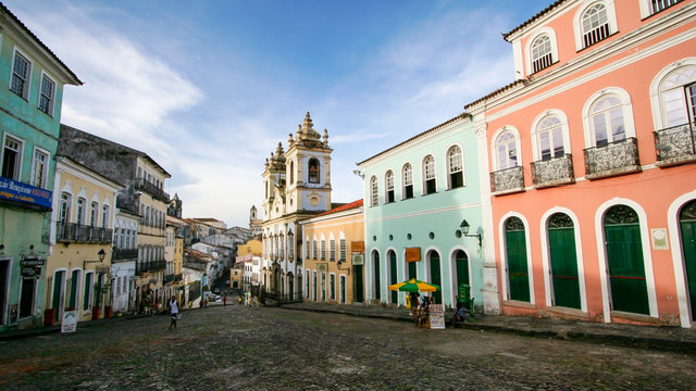 Pelourinho, em Salvador, Bahia. Ponto tur&iacute;stico brasileiro. Casas antigas coloridas em centro urbano.