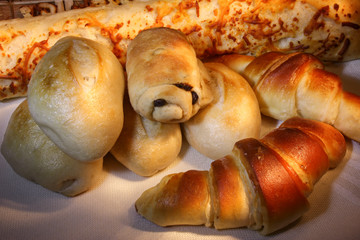 Pães, baguetes e croissants frescos em cima da mesa. Padaria de luxo. Foto publicitária de alimentos.