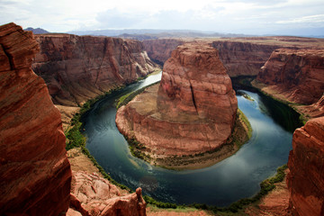 Fototapeta premium Page, Arizona / USA - 05 sierpnia 2015: Horseshoe Bend widziana z punktu widokowego, rzeka Kolorado, Page, Arizona, USA