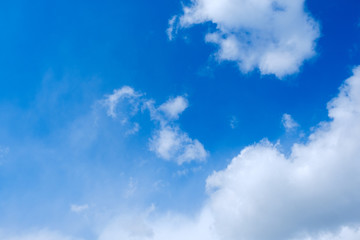 Obraz premium 【写真素材】 青空 空 雲 春の空 背景 背景素材 3月 コピースペース 