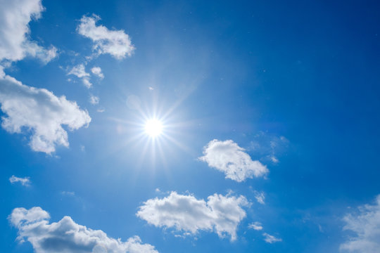 【写真素材】 青空　太陽　逆光　雲　春の空　背景　背景素材　3月　コピースペース　
