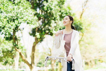 自転車に乗るミドル女性