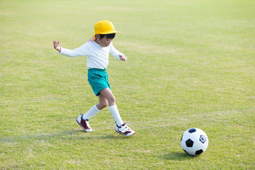 サッカーをする男の子