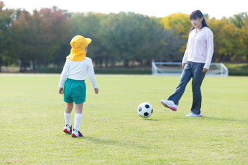 サッカーをする男の子 © milatas