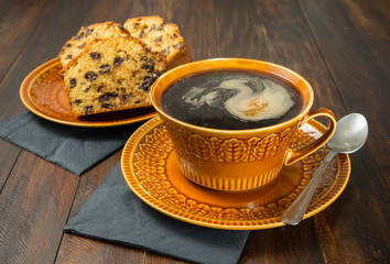 Café y bizcocho de chocolate