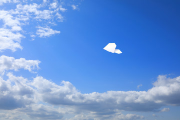 大空を飛ぶ紙飛行機