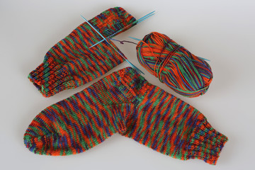 Ein Fast fertiges Paar selbstgestrickter Socken