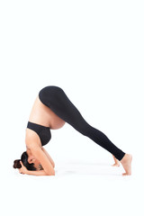 Schwangere Frau macht einen Kopfstand, Yoga Übung