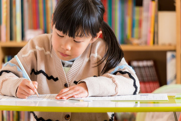 家で宿題をして可愛い子供