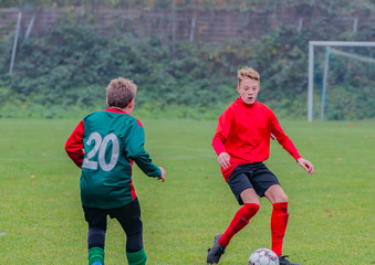 Obraz premium Junger Fußballspieler bei einem Fußballspiel in Aktion