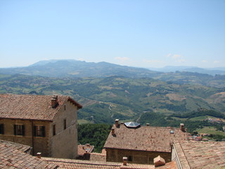Obraz premium Mountain panorama of the neighborhood of San Marino on a background of blue sky in a clear sunny day.