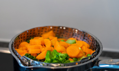 Frisches Gemüse kochen - Karotten