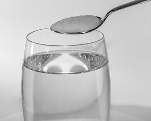 Salzwasser - Salz in Wasser auflösen - Grippe Hausmittel - Nasenspülung