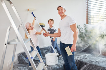 Kinder helfen beim Streichen einer Wand