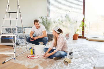 Junges Paar als Heimwerker bei der Renovierung