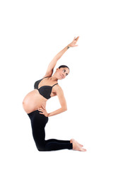 schwangere Frau macht eine Turnübung, Yoga