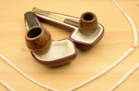 Il piacere di fumare la pipa: 2 pipe dritte in legno di radica scura, una custodia in cuoio rigido e scovolini bianchi