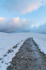 Verschneiter Wanderweg zur Abenddämmerung