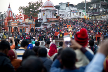 Obraz premium Pilgrims praying during Ganga Aarti at Har Ki Pauri