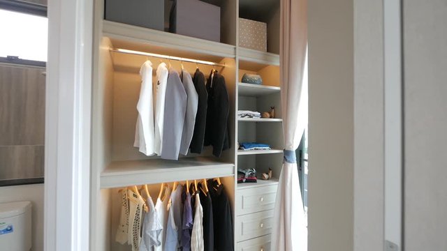 Minimal and Stylish Bedroom's Walk-in Closet Idea