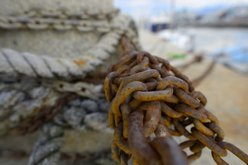 Catena arrugginita  e corde di ormeggio delle barche nel porto di Viareggio