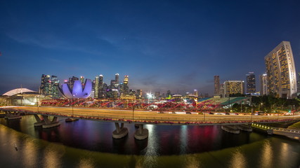 Obraz premium Aerial view over Helix Bridge and Bayfront Avenue with traffic day to night timelapse at Marina Bay, Singapore