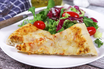 pizza de margarita et salade