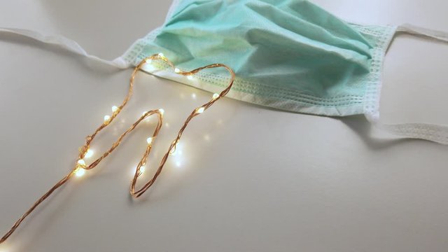 Dente con mascherina chirurgica da dottore. Concetto di dentista privato.