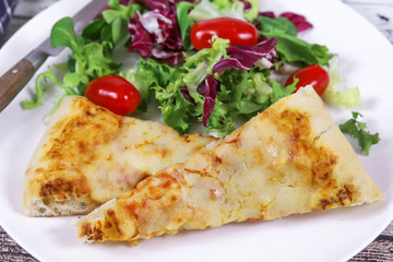 pizza de margarita et salade