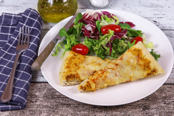 pizza de margarita et salade
