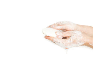 Manos de mujer lavándose las manos con jabón sobre fondo blanco liso aislado. Vista de frente. Copy space
