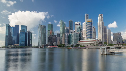 Fototapeta premium Business Financial Downtown City and Skyscrapers Tower Building w Marina Bay timelapse hyperlapse, Singapur,